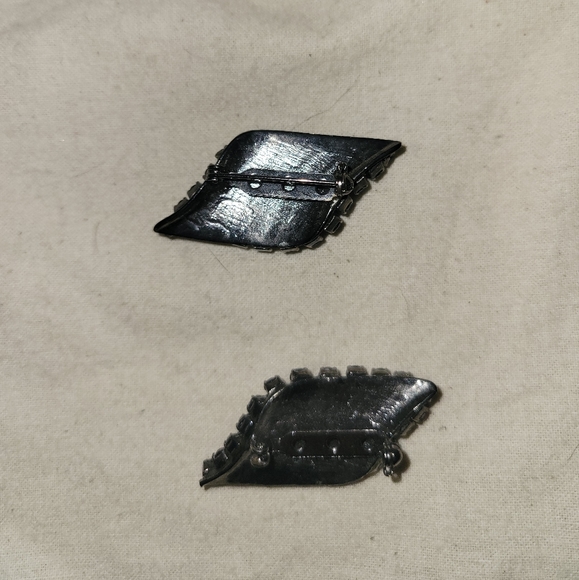 1 Black stoned brooch - Picture 2 of 3